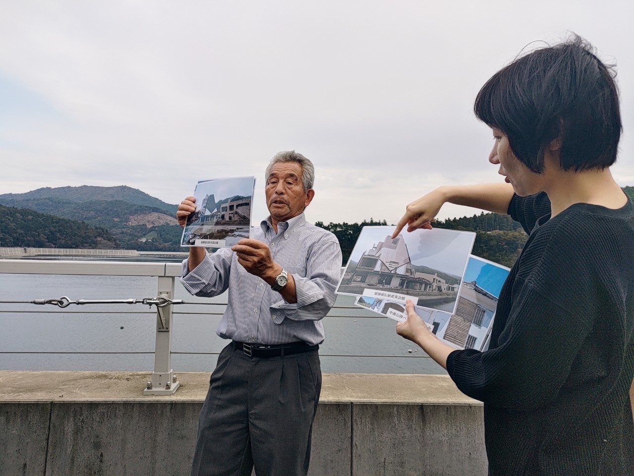 图4、佐佐木先生透过长期摄影观察带领同学辨认雄胜地区灾害前后变化。