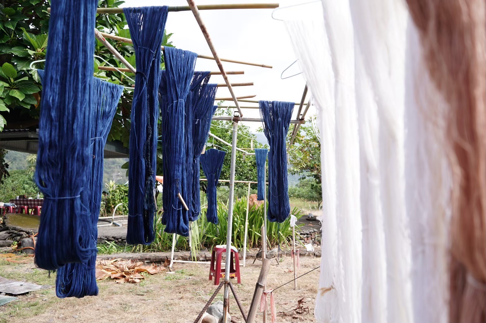 图1、在古楼部落晾洗蓝染的棉线（摄影：张玮晨）