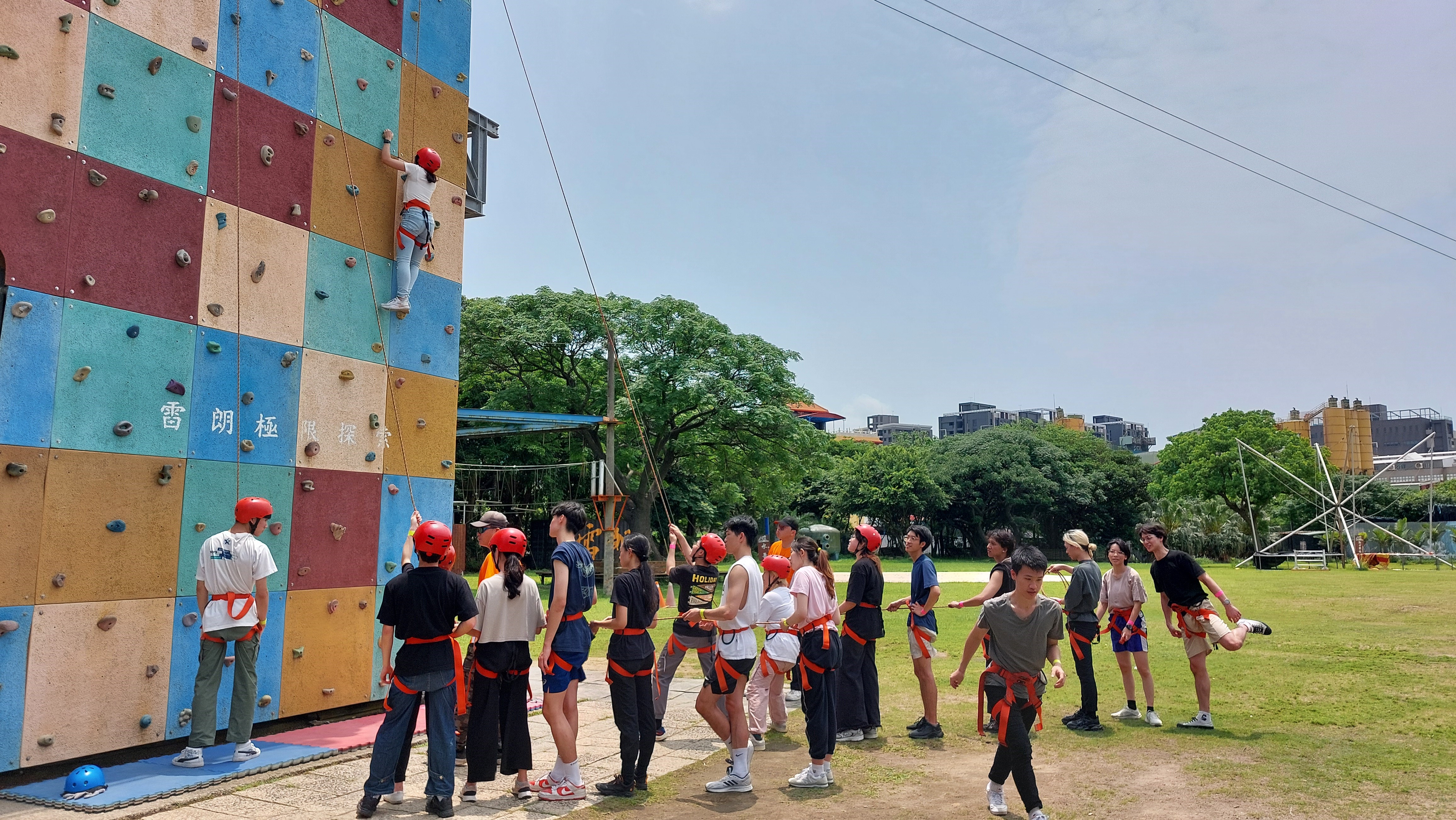 圖1、在移地教學中，我們採用團體防護的攀岩形式，每個在地面的同學都為繩子出一份力，一同守護向上攀岩的同學。（ 攝影：王筑勻老師）