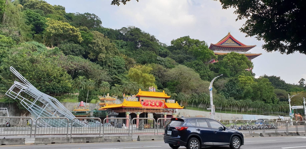 圖2、山、劍潭福正宮、現代建築之都市異景