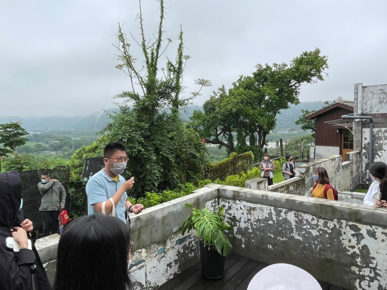 圖三、范淇暢先生帶領大家走進木博館崖線廊道