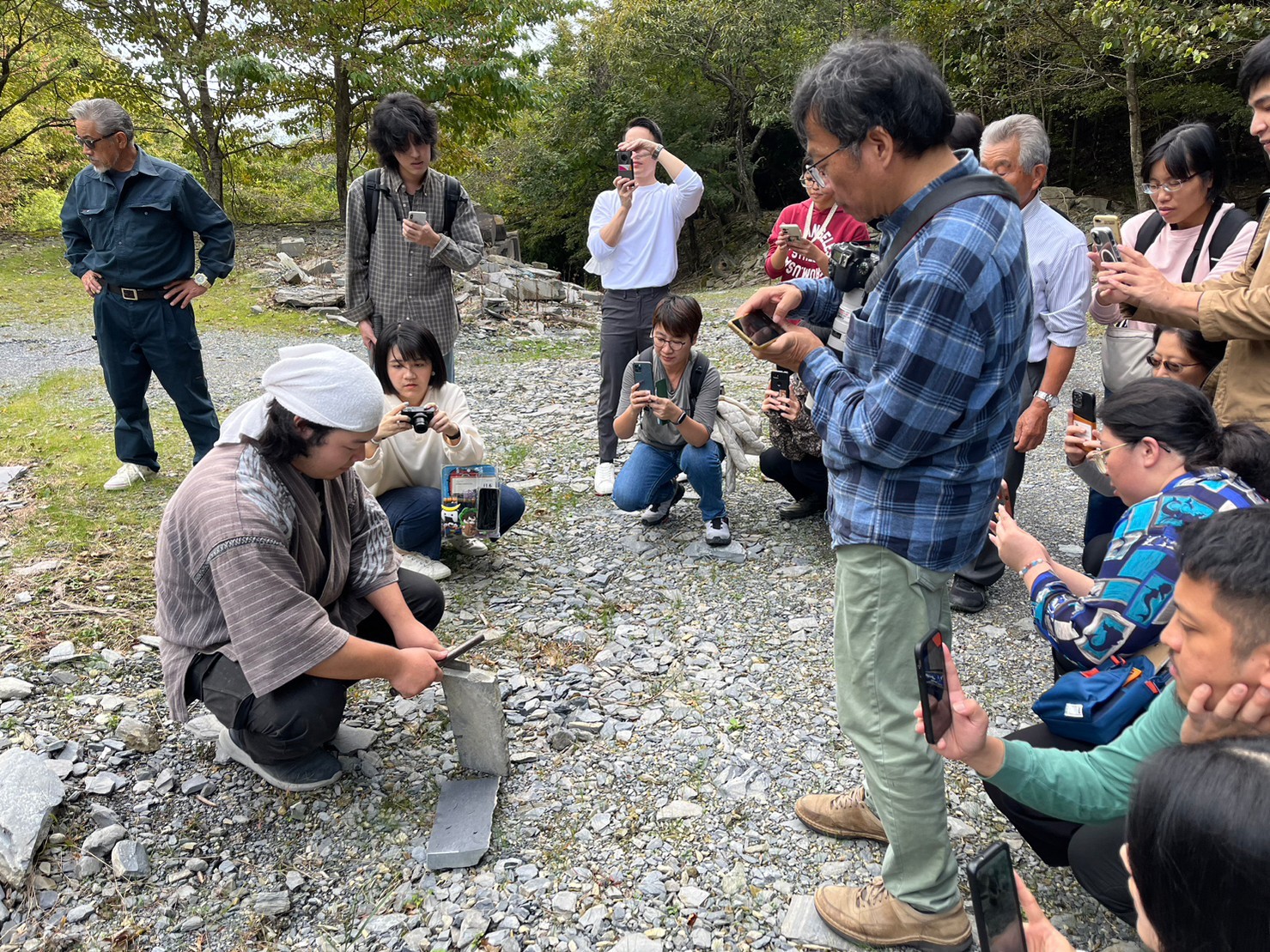 圖7、及川先生現場示範辨認好壞石板與處理技術。