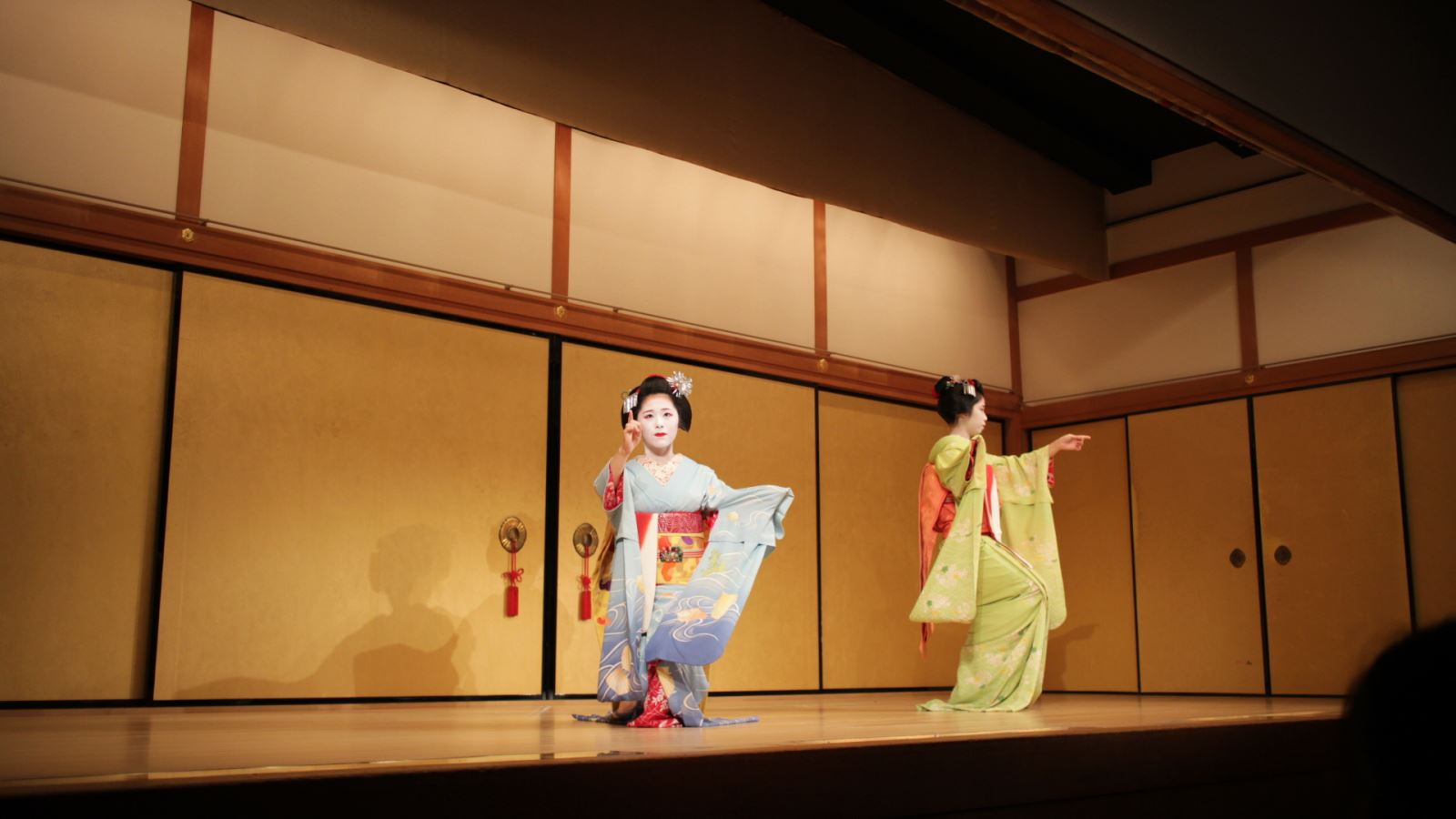 圖五  京都祇園甲部歌舞練場－彌榮會館，結合各個傳統劇種的「串燒表演」 