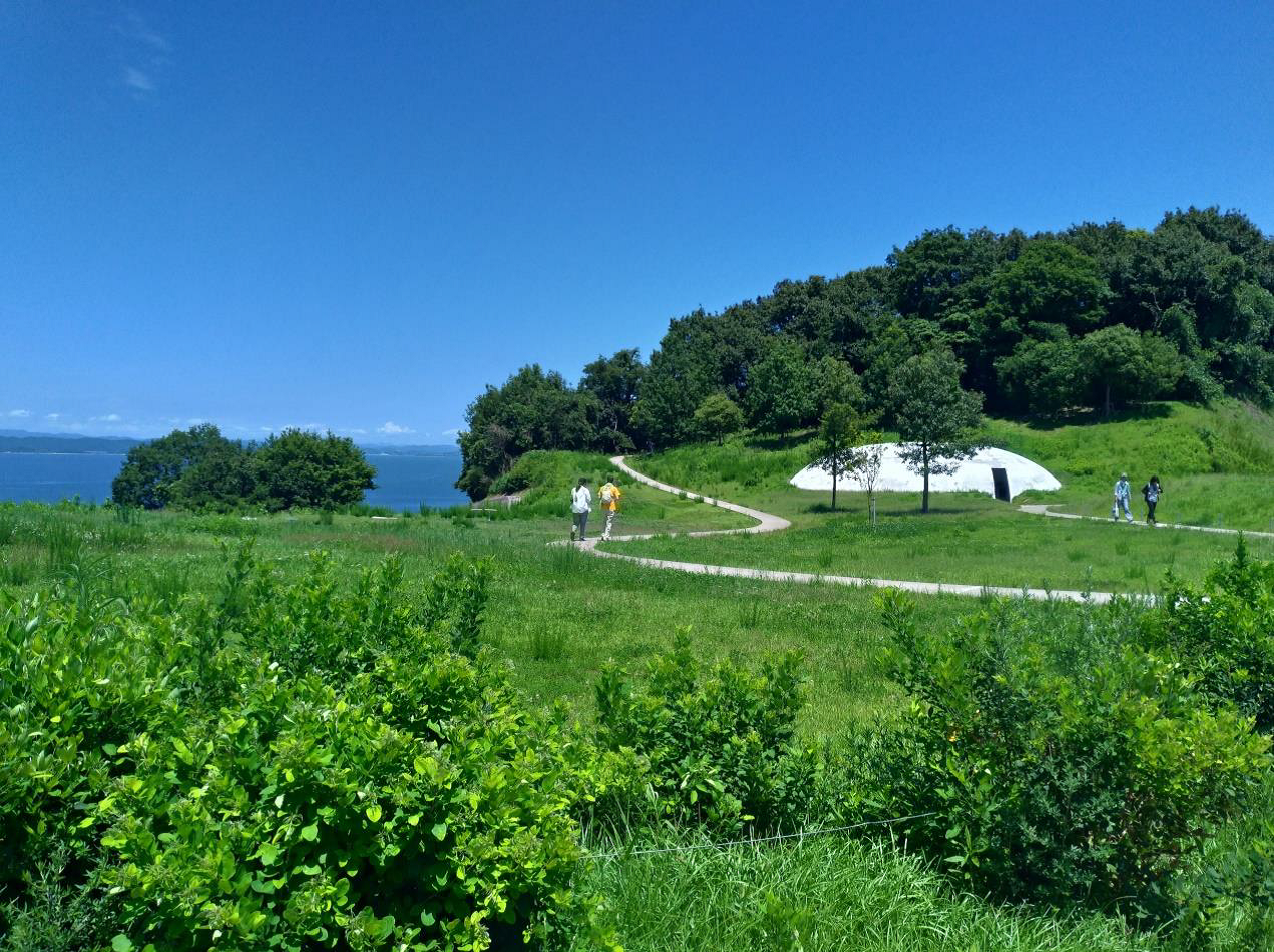 圖六 豐島美術館，將人和天地連結在一起，美術館本身就是個藝術作品。