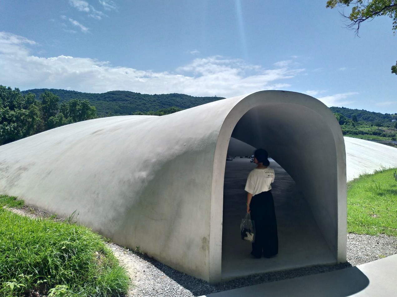 圖六/七 豐島美術館，將人和天地連結在一起，美術館本身就是個藝術作品。