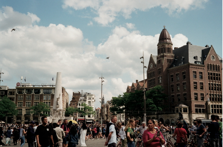 圖一：Dam   Square / Amsterdam,   Netherlands