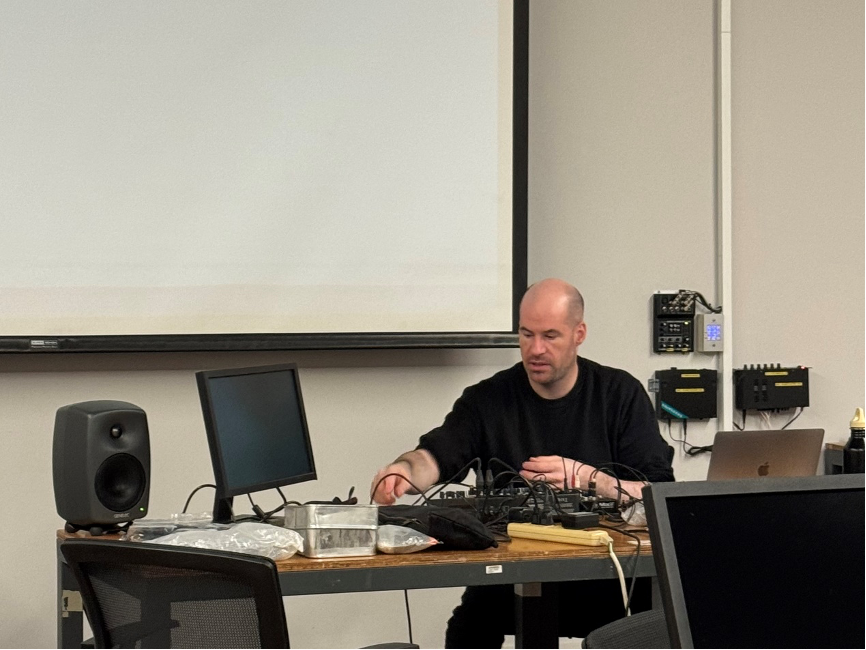 圖1、本次集中式實驗課程邀請Stefan Tiefengraber擔任客座講師（攝影：蔡佩吟）