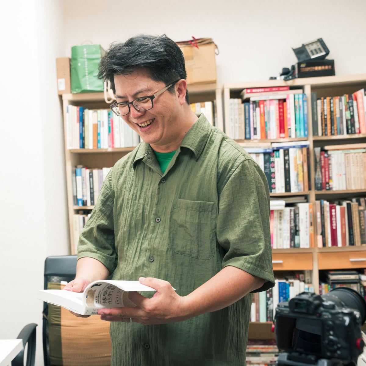 推開于善祿老師的研究室，映入眼簾的是一整面高高聳立的書牆，以及堆疊在桌子、櫃子上快要滿溢出來的各式書籍。