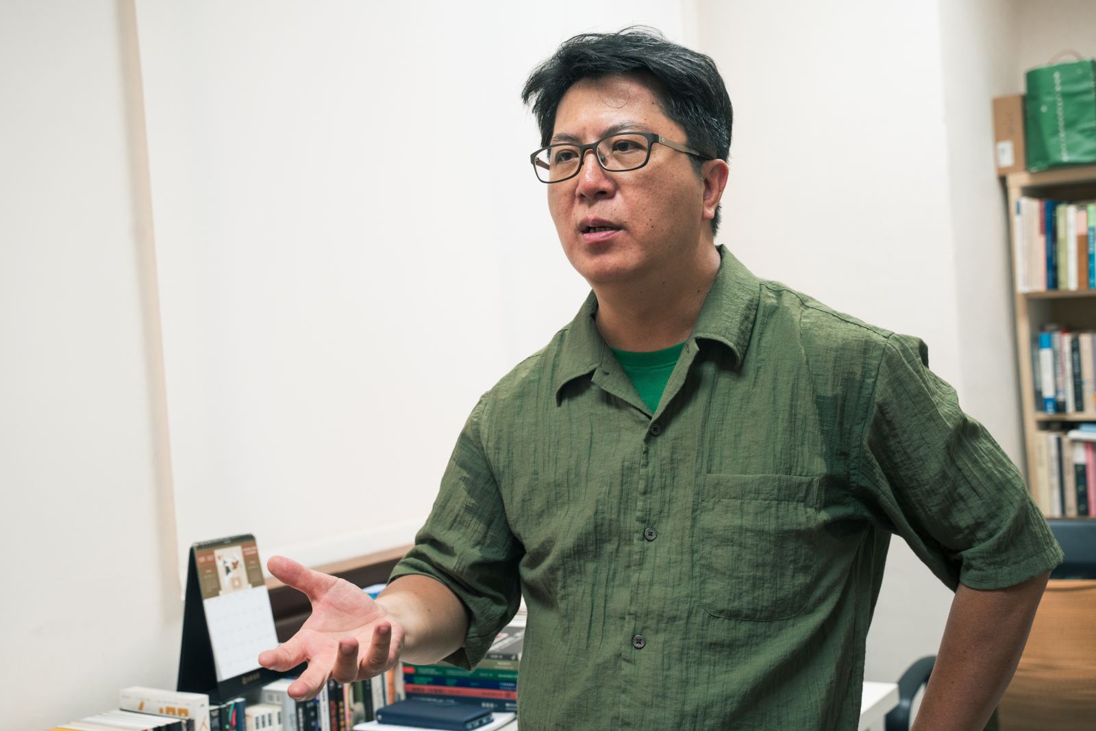 在善祿老師的課堂裡，思考並非靜態的內在行為，而是一種被推向現場的動作。他很少以長篇講述來主導課程，相反地，他喜歡時刻提問，鼓勵學生朗讀、回應、整理、辯析。