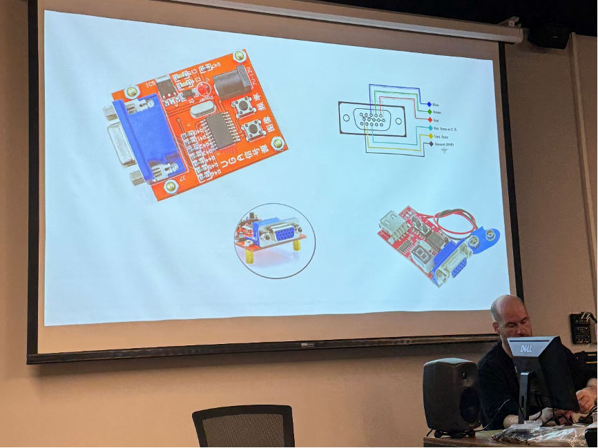 圖2、課程中老師詳細解說VGA模組的線路（攝影：蔡佩吟）