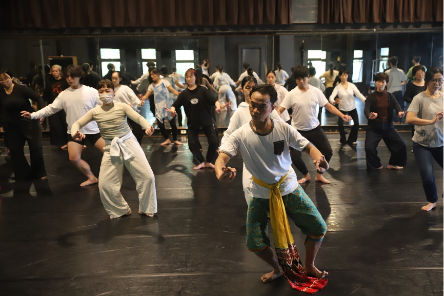 圖1、梭羅Mangkunegaran皇宮舞者Joko Pebrianto帶領爪哇舞蹈工作坊（照片來源：黃義凱、陳經慈）