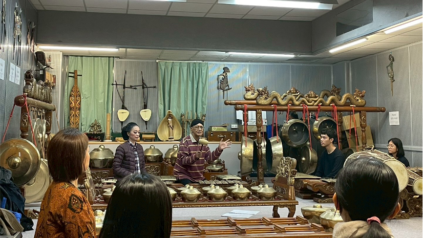 圖3、爪哇樂舞大師Wahyu Santoso Prabowo帶領甘美朗工作坊（照片來源：黃義凱、陳經慈）