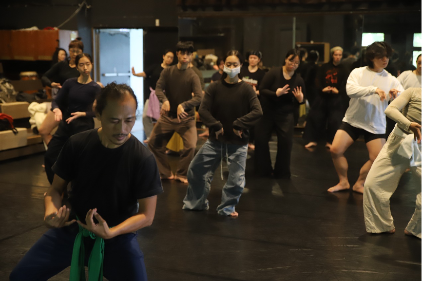 圖2、Dan’s Dance Studio創辦人Danang Pamungkas帶領爪哇舞蹈工作坊（照片來源：黃義凱、陳經慈）