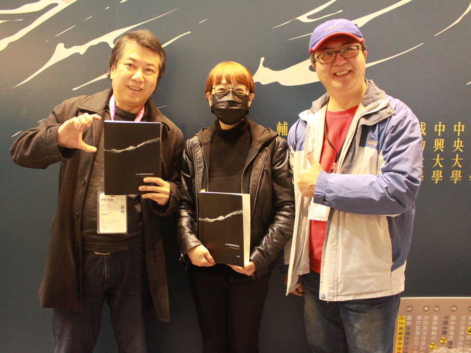 圖1、左起耿一偉、林如萍、于善祿，於2025台北國際書展大學出版社聯展講座區進行了一場熱鬧烘烘的新書分享會。在《206排練場裡的微光：一個表演教練的教學手記》新書講座中，作者林如萍（國立臺北藝術大學戲劇系教授）與耿一偉（策展人，衛武營國家藝術文化中心戲劇顧問）進行對談。兩人不僅是戲劇教育的同事，更是國小同學，彼此間多年的友誼和默契，使整場對談以輕鬆活潑的方式，為新書展開序章。