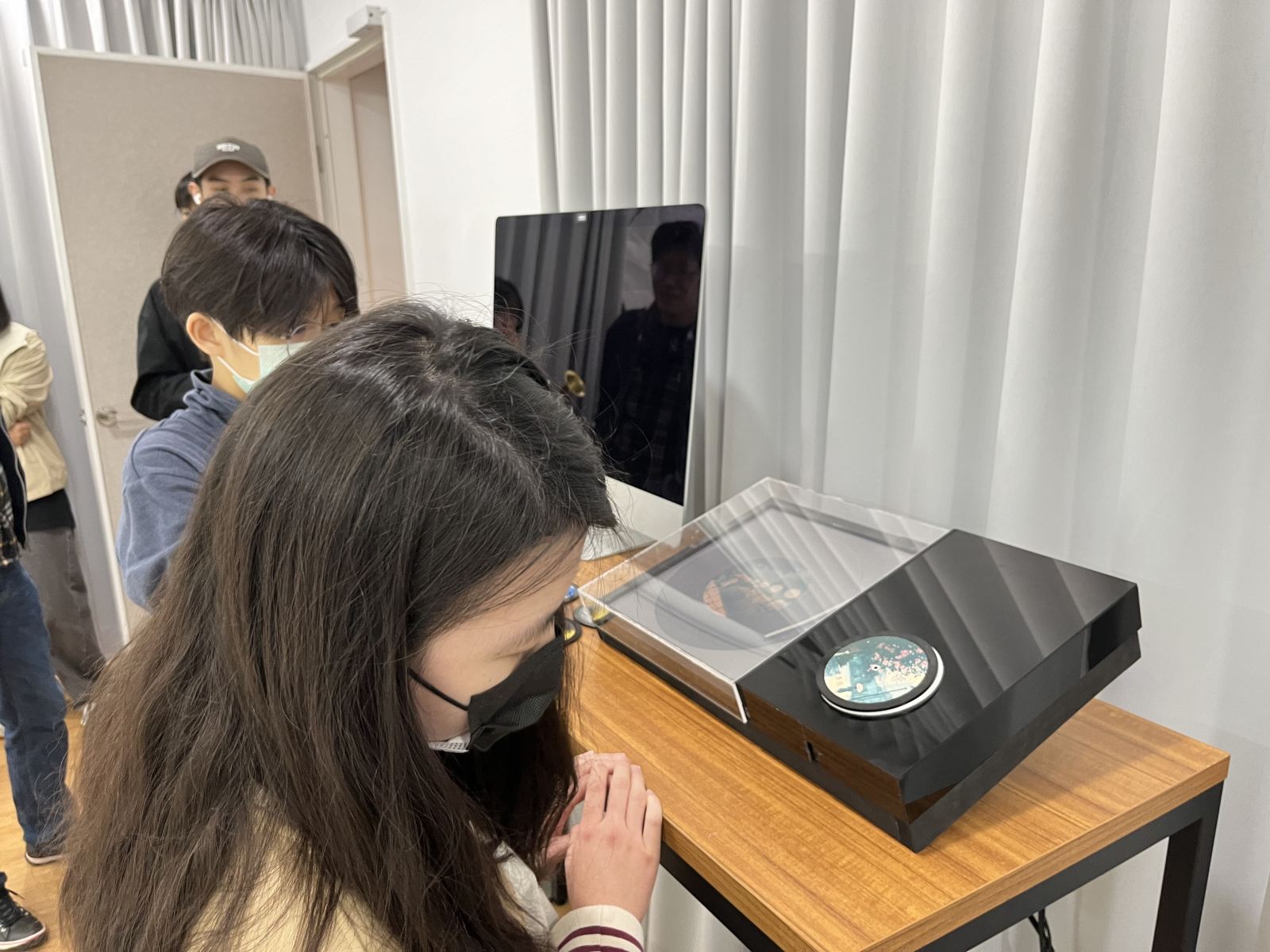 圖1、同學仔細研究香氛音像館外觀（攝影：許芷芸）