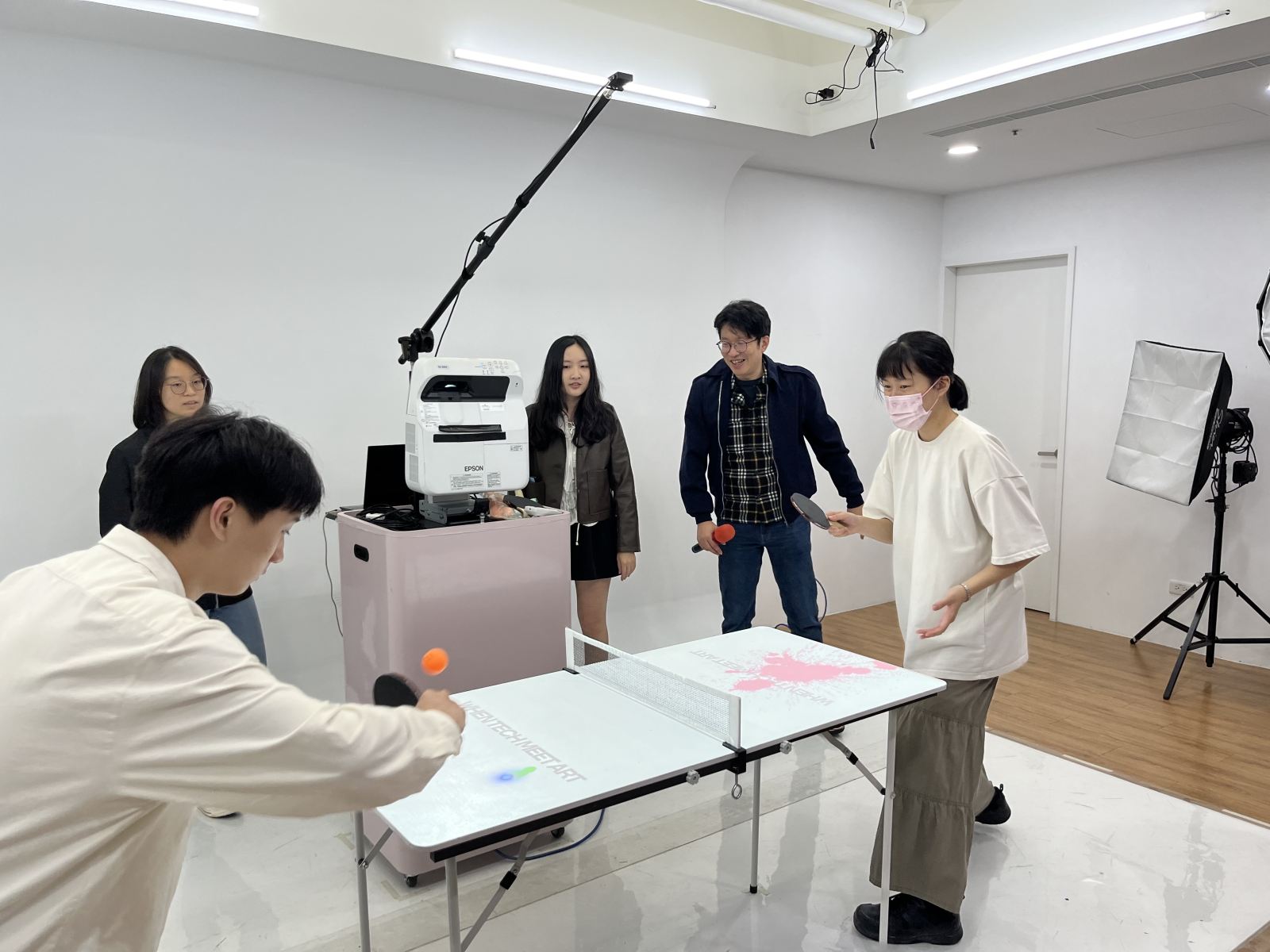  圖2、互動式桌球體驗（攝影：許芷芸）