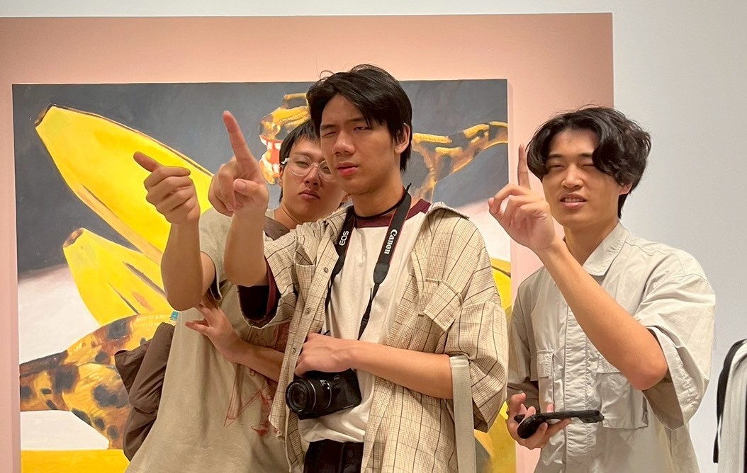 圖1、策展人邀請同學用單眼、遮蔽畫中物件，理解物體空間關係是如何影響構圖的平衡。