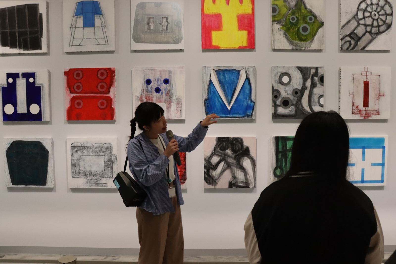 圖2、策展人介紹藝術家賴九岑《零大於壹III》系列作品，題材靈感來自於對玩具多角度的觀察。