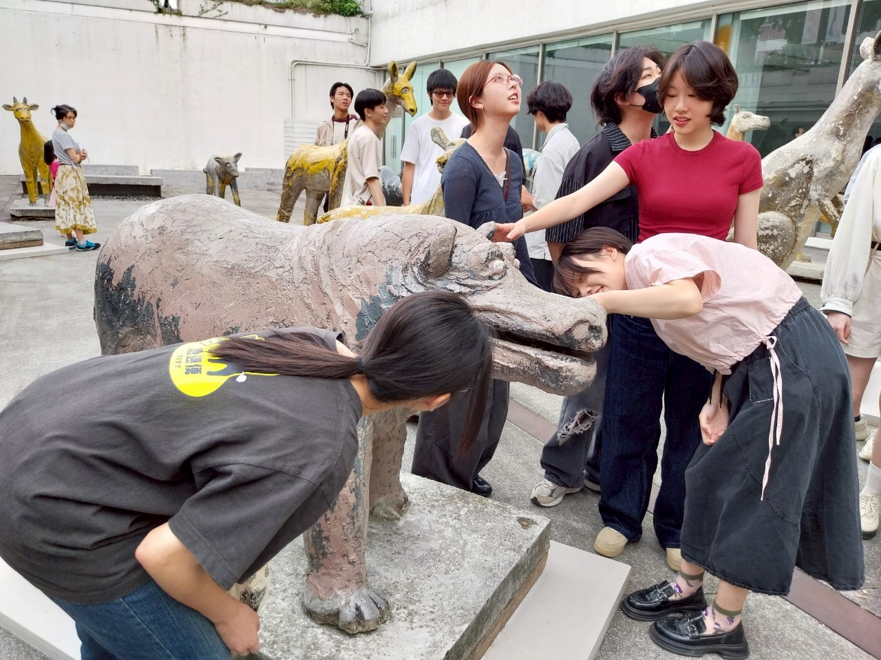 圖3、動畫系同學用新鮮、好奇的眼光，與邱承宏作品《水泥動物園》互動。