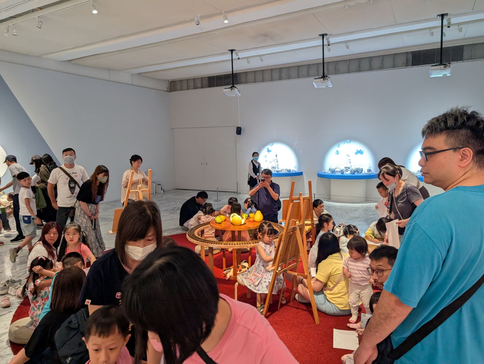 圖4、展覽現場，適逢週末假日，許多親子、大小觀眾前來觀展，參與互動式展區的現場繪畫活動。
