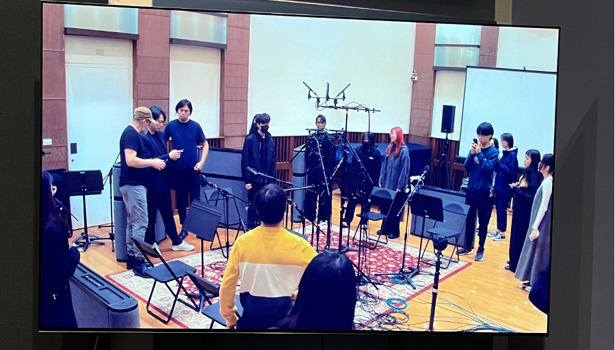 圖5、教授於收音室講解收音原理。 攝影：陳凱馨