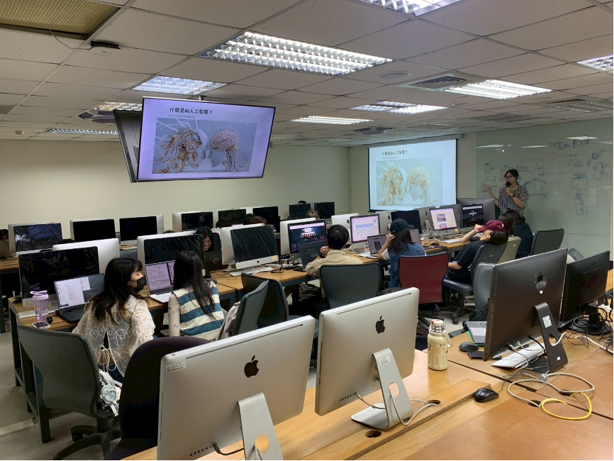 圖一、老師講解AI的基礎知識（照片提供：呂泳俊）