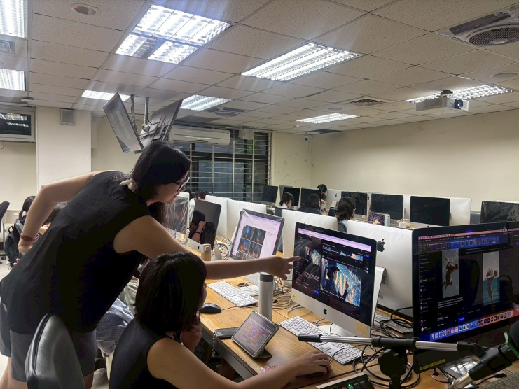 圖二、導師指導如何正確提供AI提示prompt關鍵詞（照片提供：呂泳俊）