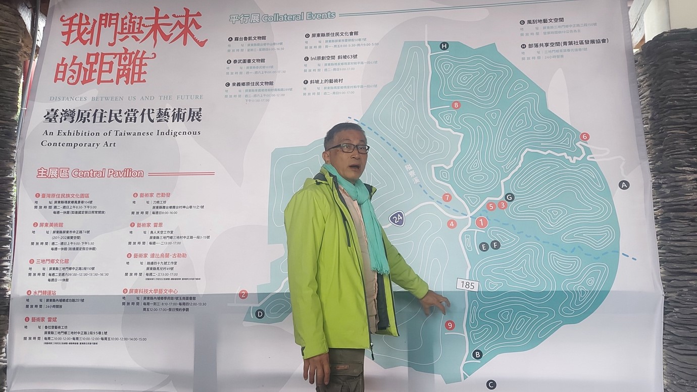徐文瑞策展人解说《我们与未来的距离─台湾原住民当代艺术展》的展览领域（摄影：周育弘）